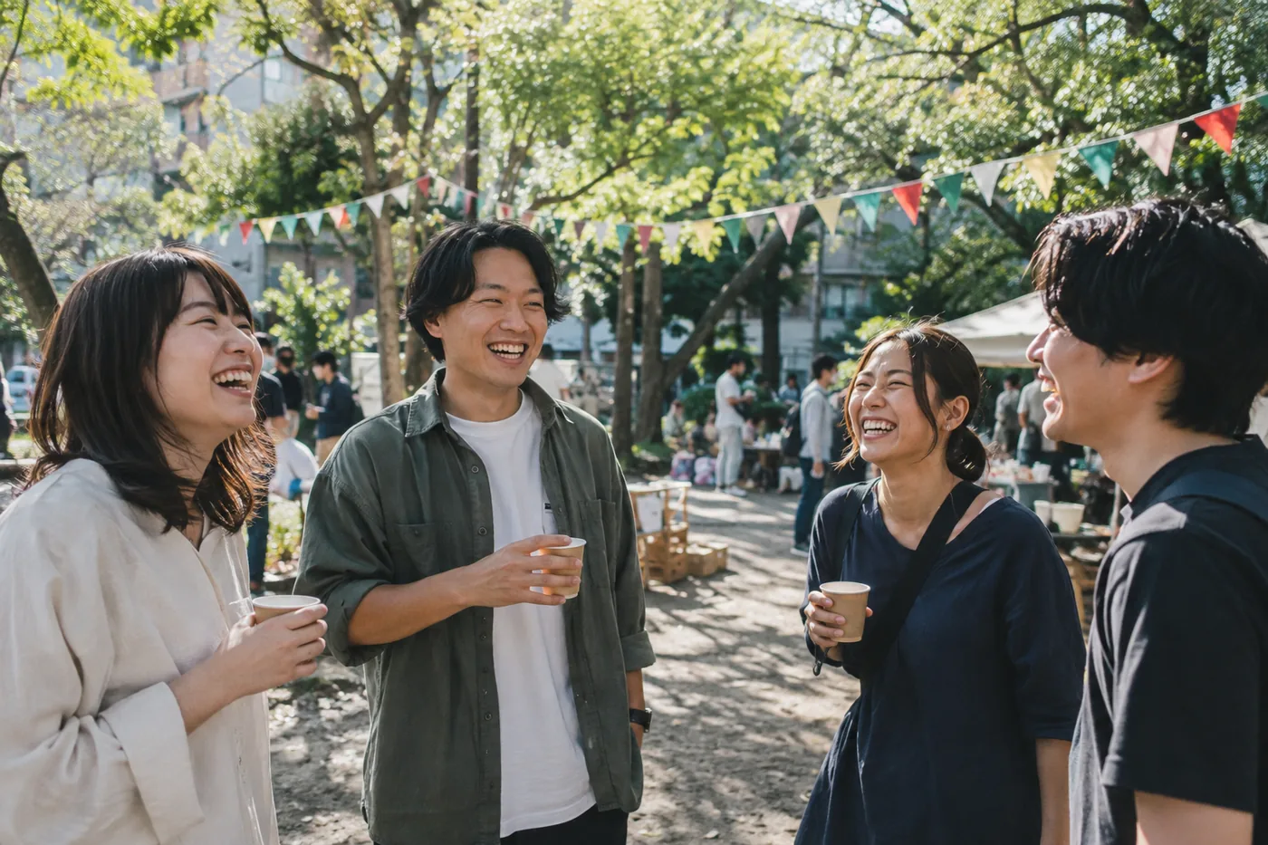 公園のイベントで笑い合う人たち